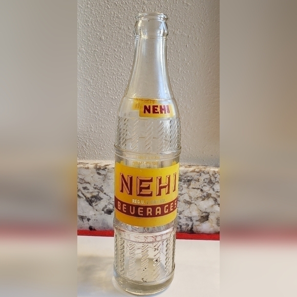 VINTAGE SODA BOTTLES  GROUP OF 3 - 7UP, GRAPETTE  & NEHI - Picture 5 of 6